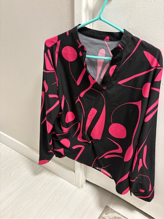 Tops - Black Top with Bold Hot Pink Abstract Print